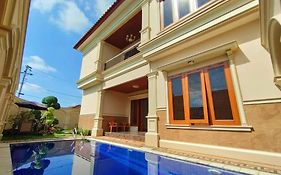 Muvida Villa Cantik dengan Kolam Renang di Tengah Kota